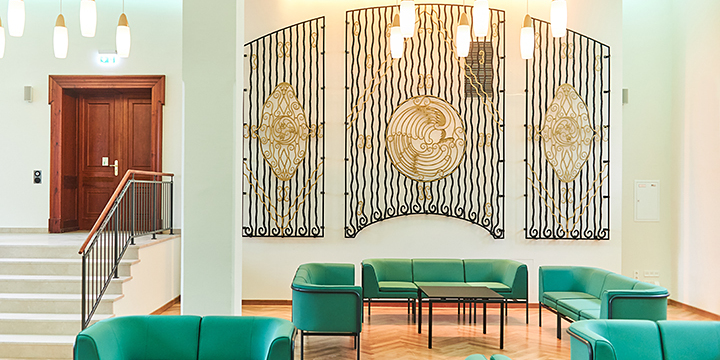 Schaeffersaal mit Wanddekoration und Sitzelementen  ©JenaKultur, K. Krampitz