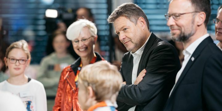 Vizekanzler Robert Habeck und Jenaer Oberbürgermeister Thomas Nitzsche beim Markt der digitalen Möglichkeiten in Jena  ©Stadt Jena, C. Worsch