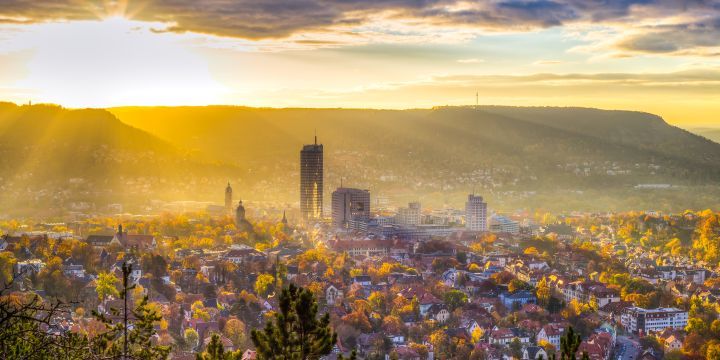 Stadtansicht von Jena im Sonnenaufgang