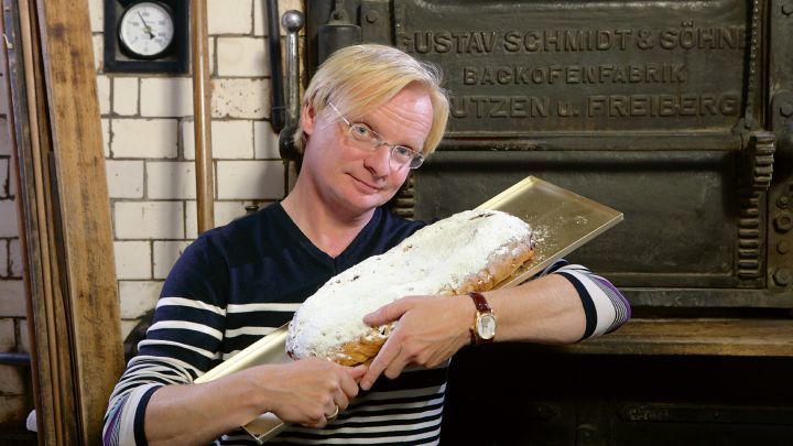 Uwe Steimle mit einem Brot