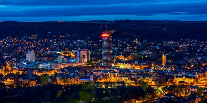 Panorama der beleuchteten Stadt Jena bei Nacht