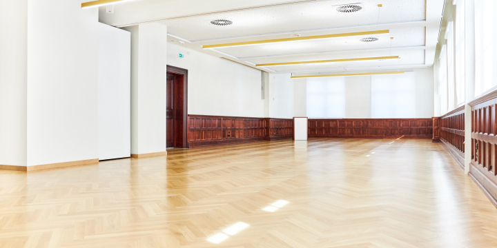 Lichtdurchfluteteter leerer Raum mit halbhohen Holzvertäfelung an der Wand des Rosenthal Raums im Volkshaus Jena.