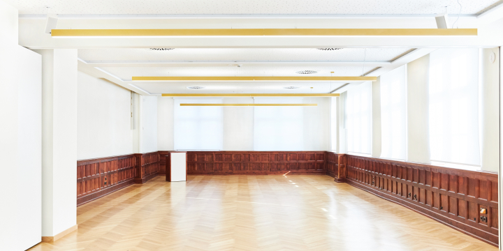 Heller Rosenthal Raum im Volkshaus Jena ohne Möbel, Holzbalken und Holzvertäfelung an den Wänden.  ©JenaKultur, Karoline Krampitz