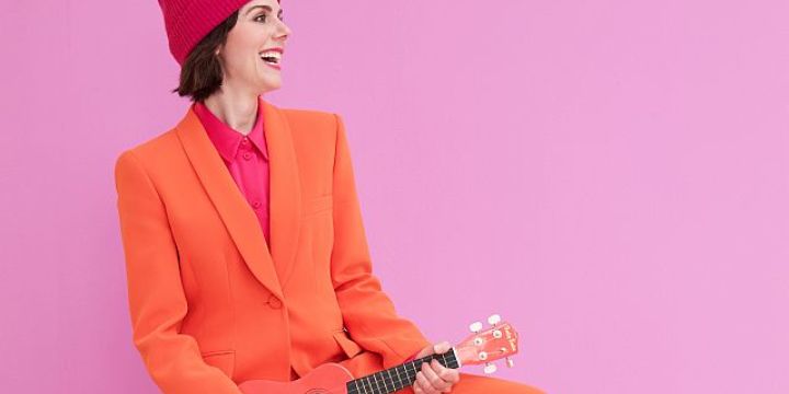Anna Depenbusch hockt auf einem Stuhl