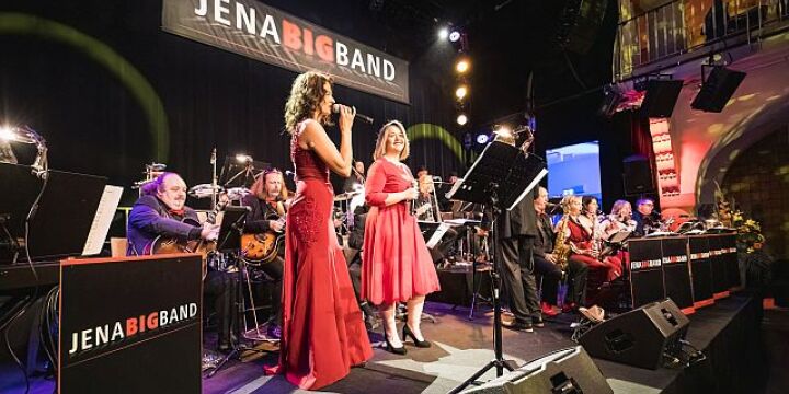 ganze Band posiert 
