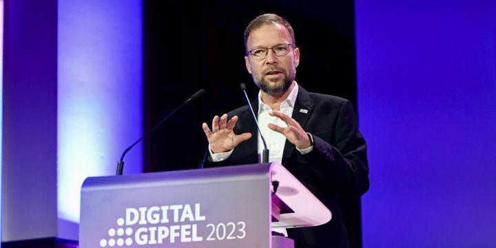 Oberbürgermeister Thomas Nitzsche bei der Eröffnungsrede zum Digital-Gipfel im Volkshaus Jena 2023  ©BMWK, Michael Reitz