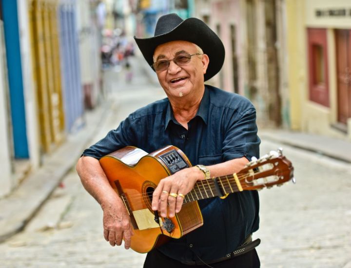 Eliades Ochoa mit Hut