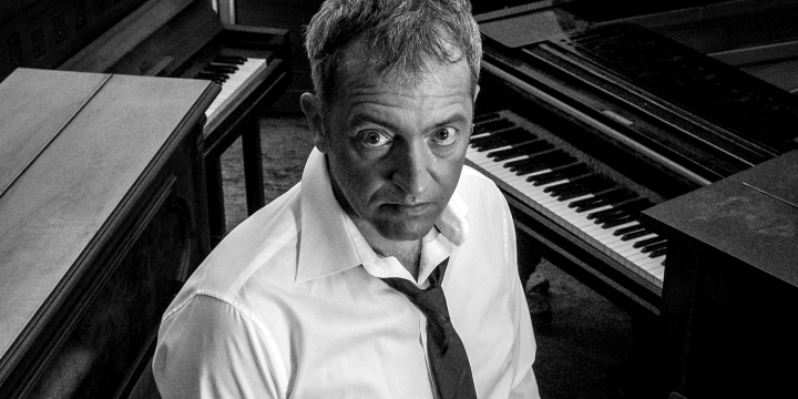 Rainald Grebe vorm Klavier