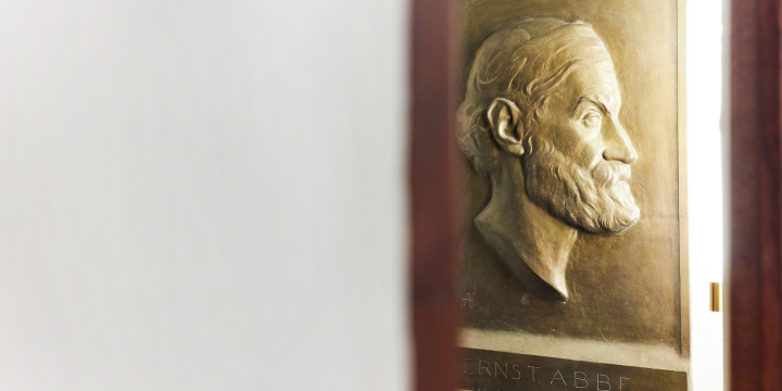 Blick vom Türrahmen zu einem Relief von Kopf des Ernst Abbe  ©JenaKultur, Karoline Krampitz